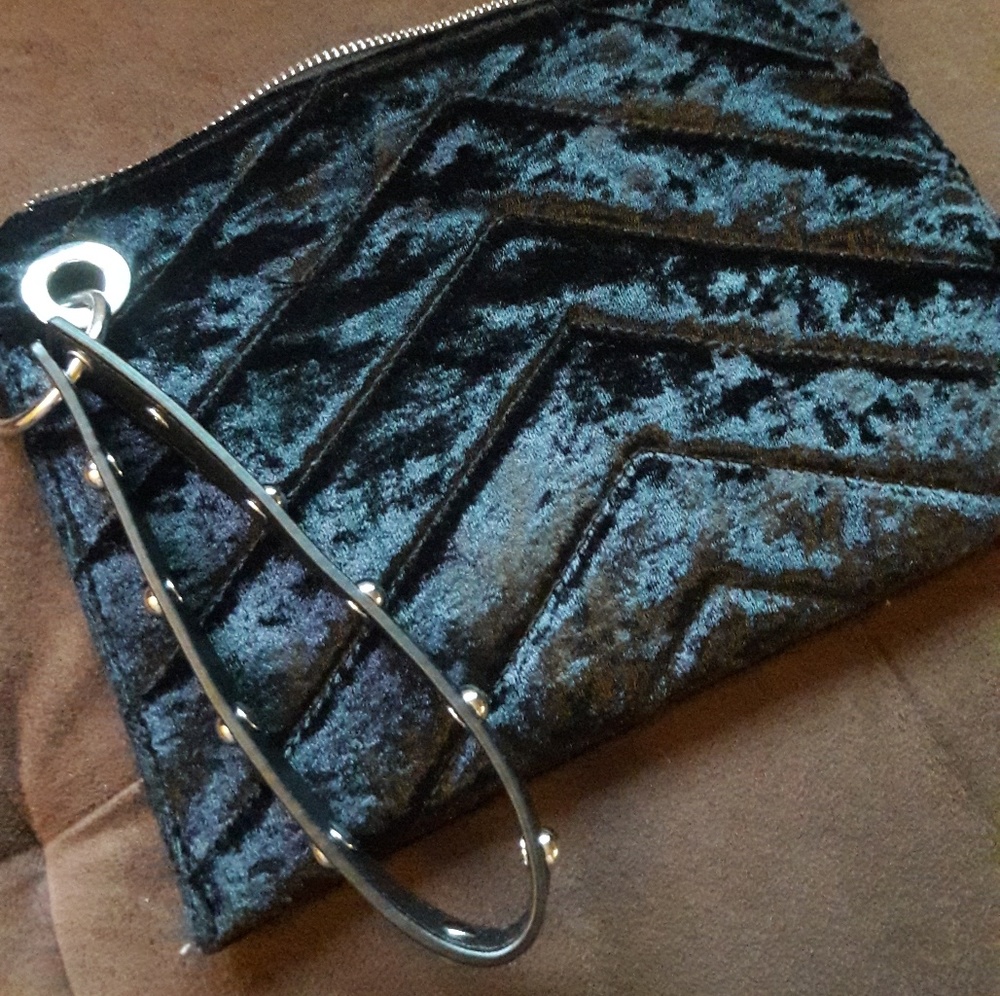 Wrist/hand bag